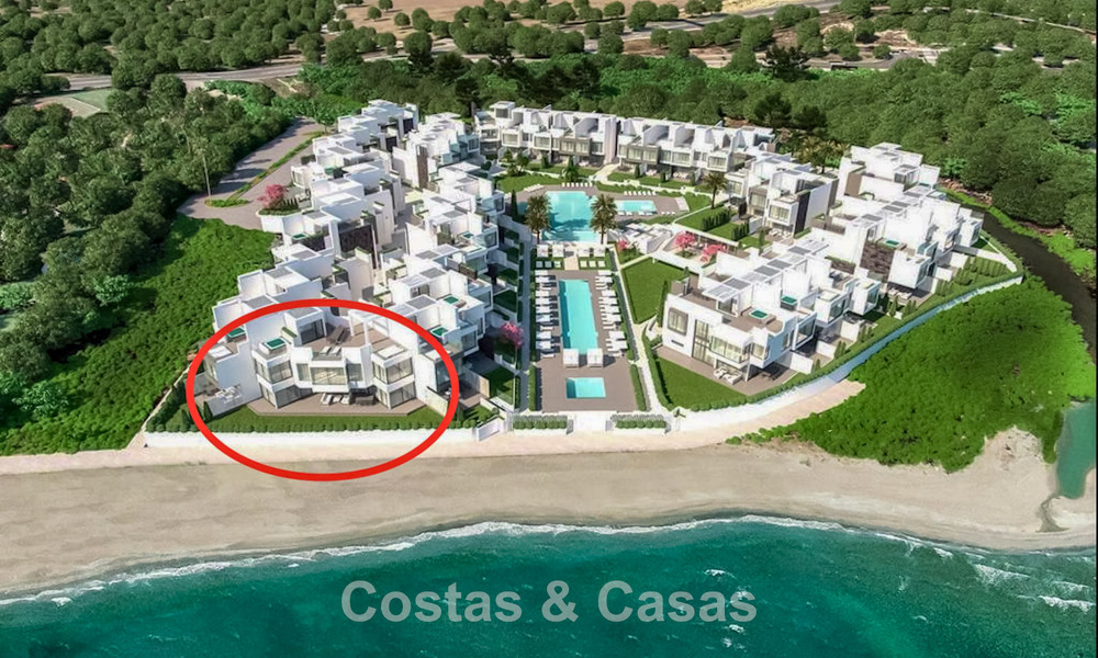 Instapklare, moderne, eerstelijnsstrand luxe rijwoning te koop met frontaal zeezicht, op wandelafstand van het centrum van Estepona 793237
