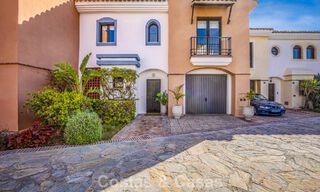 Prachtig rijhuis met panoramisch uitzicht te koop en ruime tuin in een gezochte gated golfurbanisatie in Benahavis - Marbella 793679 