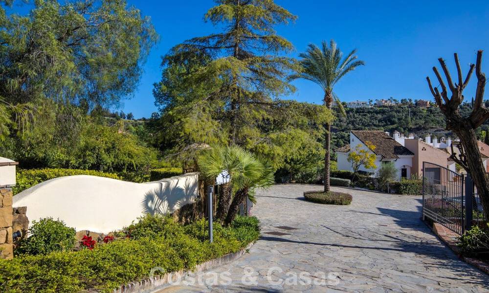 Prachtig rijhuis met panoramisch uitzicht te koop en ruime tuin in een gezochte gated golfurbanisatie in Benahavis - Marbella 793682