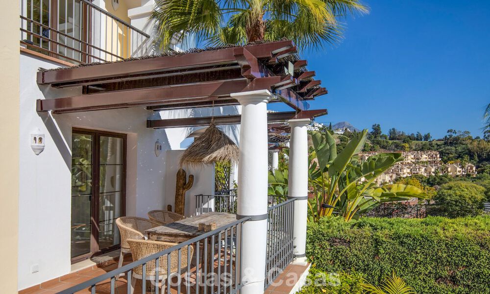 Prachtig rijhuis met panoramisch uitzicht te koop en ruime tuin in een gezochte gated golfurbanisatie in Benahavis - Marbella 793690