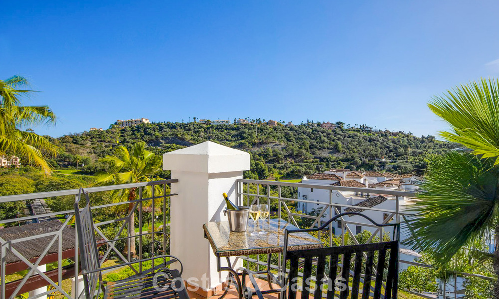 Prachtig rijhuis met panoramisch uitzicht te koop en ruime tuin in een gezochte gated golfurbanisatie in Benahavis - Marbella 793704