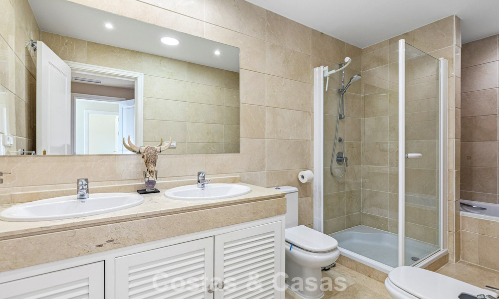 Prachtig rijhuis met panoramisch uitzicht te koop en ruime tuin in een gezochte gated golfurbanisatie in Benahavis - Marbella 793705