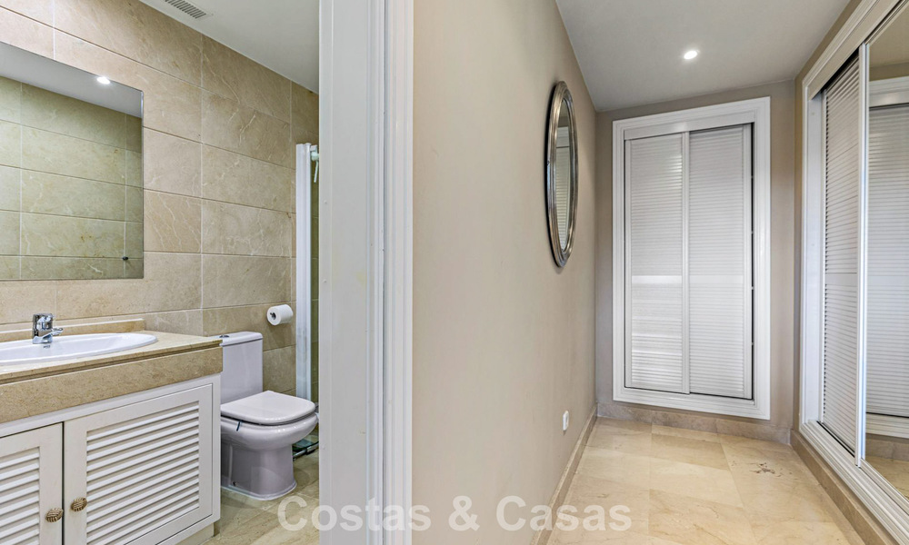 Prachtig rijhuis met panoramisch uitzicht te koop en ruime tuin in een gezochte gated golfurbanisatie in Benahavis - Marbella 793706