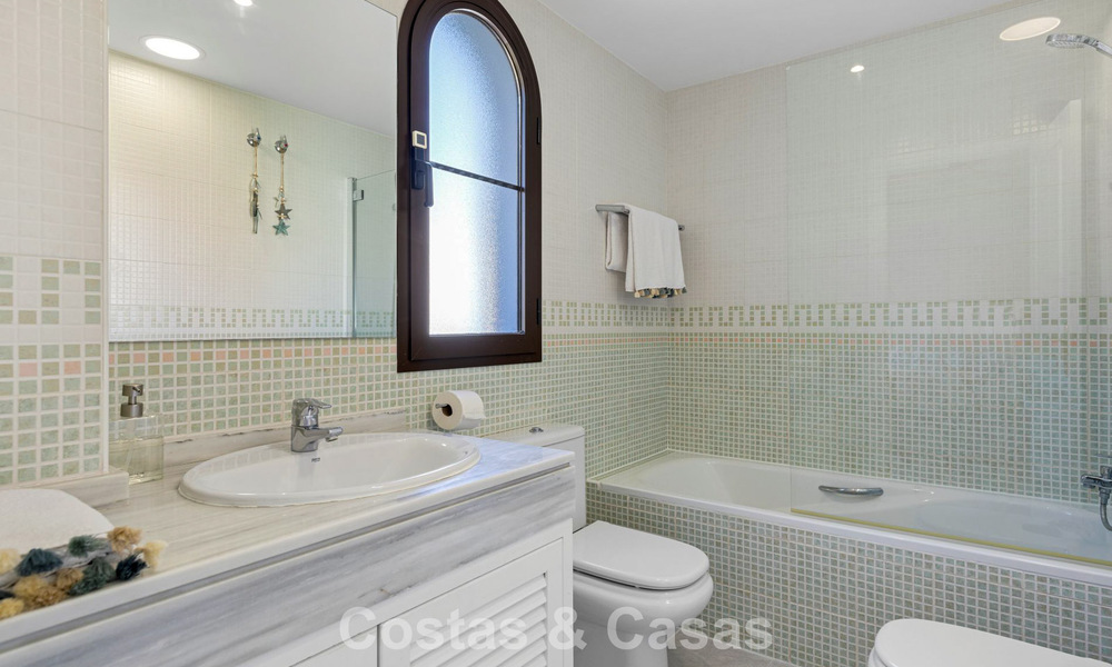 Prachtig rijhuis met panoramisch uitzicht te koop en ruime tuin in een gezochte gated golfurbanisatie in Benahavis - Marbella 793709