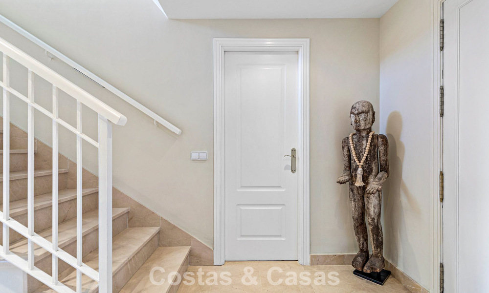 Prachtig rijhuis met panoramisch uitzicht te koop en ruime tuin in een gezochte gated golfurbanisatie in Benahavis - Marbella 793715