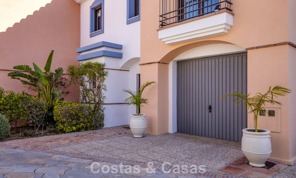 Prachtig rijhuis met panoramisch uitzicht te koop en ruime tuin in een gezochte gated golfurbanisatie in Benahavis - Marbella 793717