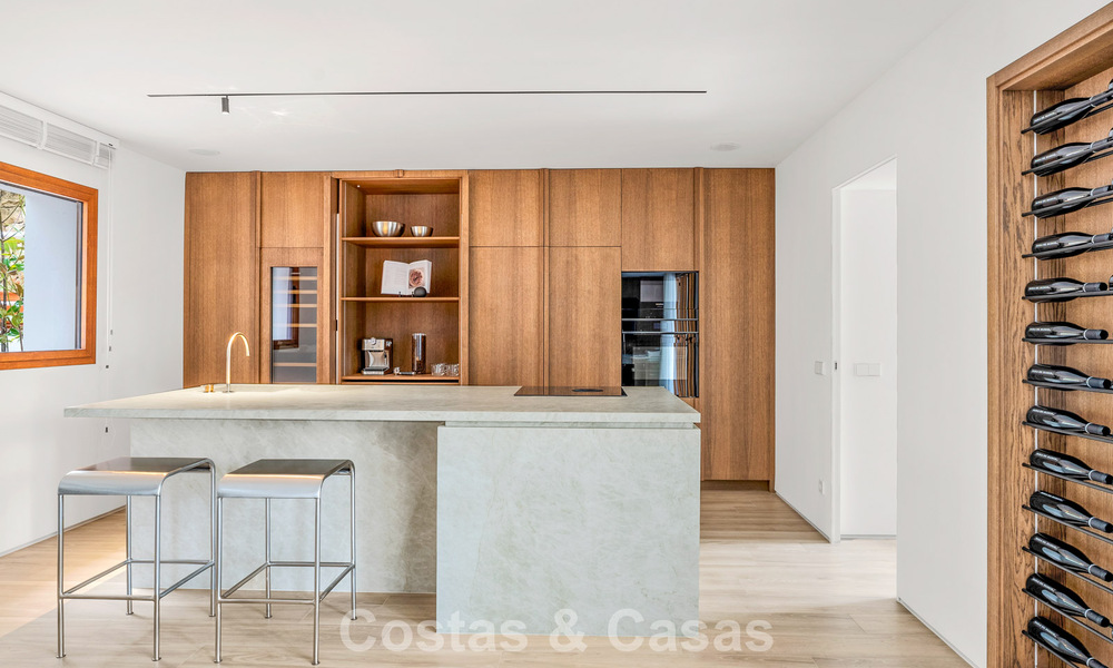 Elegant duplex appartement met privétuin te koop, direct aan de golfbaan in Nueva Andalucía, Marbella 793113