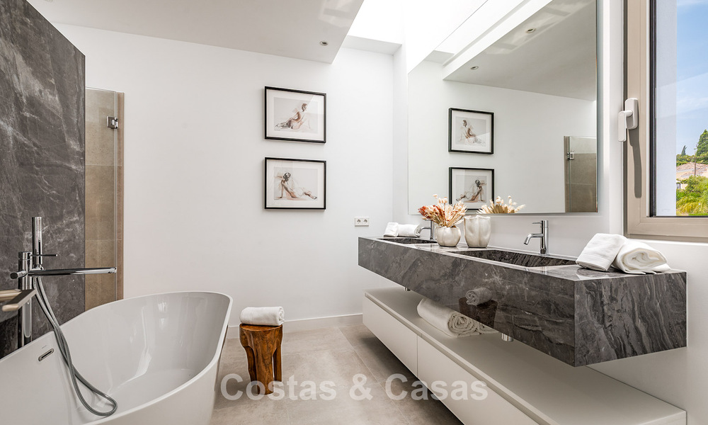 Instapklare, luxevilla met minimalistische bouwstijl te koop op de New Golden Mile tussen Marbella en Estepona 793088