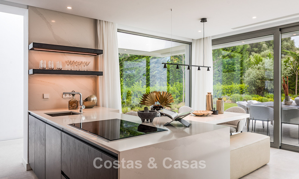 Instapklare, luxevilla met minimalistische bouwstijl te koop op de New Golden Mile tussen Marbella en Estepona 793099