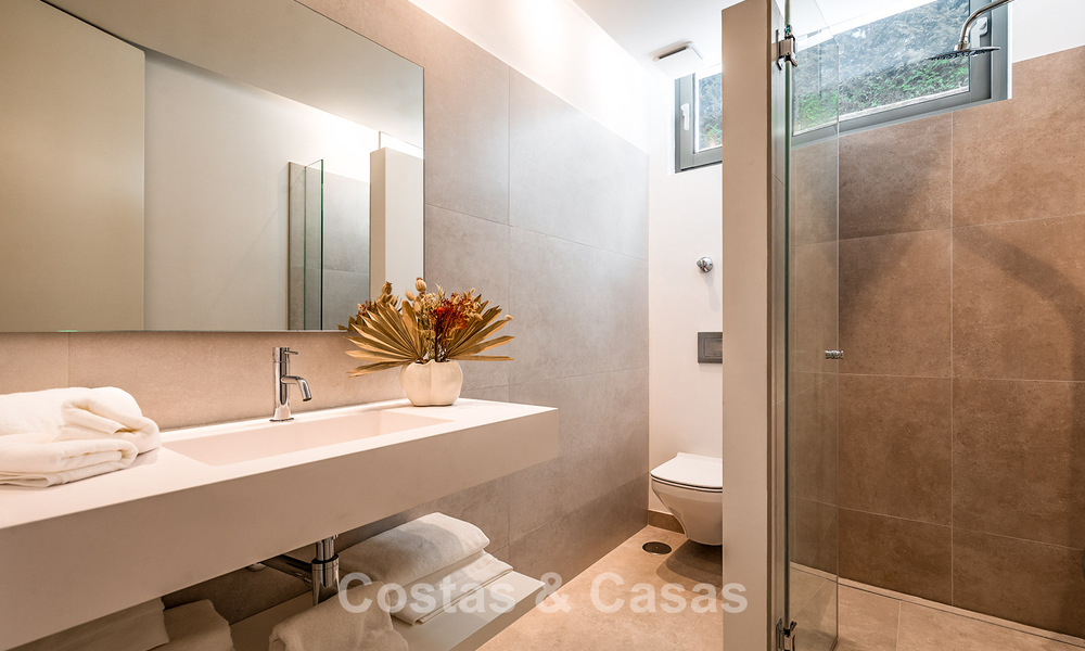 Instapklare, luxevilla met minimalistische bouwstijl te koop op de New Golden Mile tussen Marbella en Estepona 793104