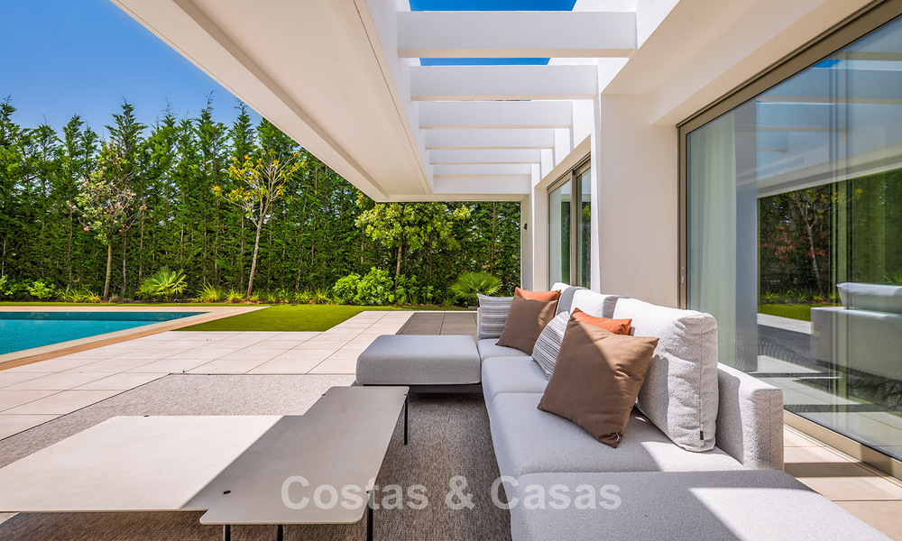 Instapklare, luxevilla met minimalistische bouwstijl te koop op de New Golden Mile tussen Marbella en Estepona 793107