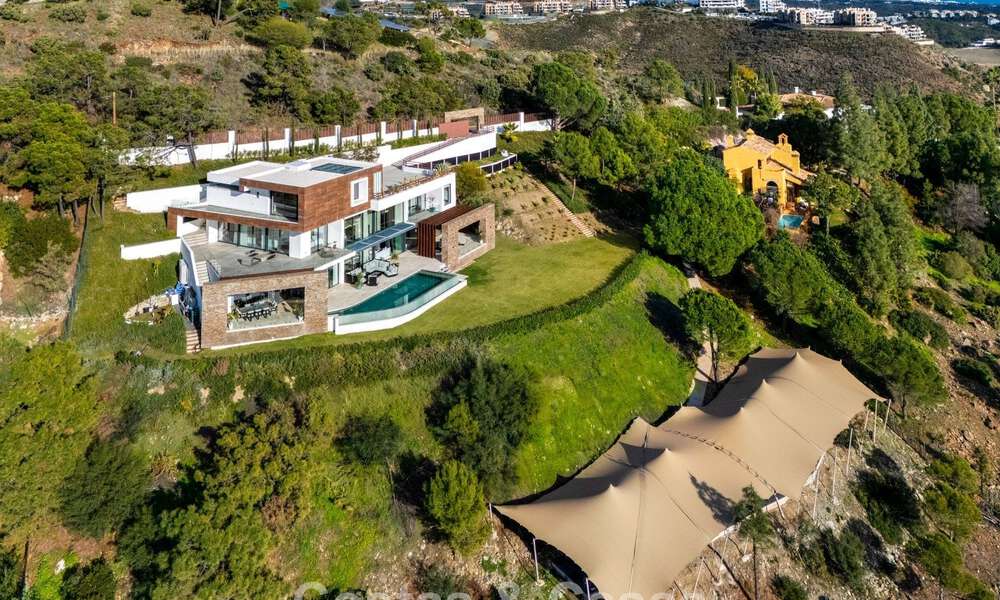Moderne architecturale villa met zeezicht en een professionele gym te koop in El Madroñal, Benahavís - Marbella 793723