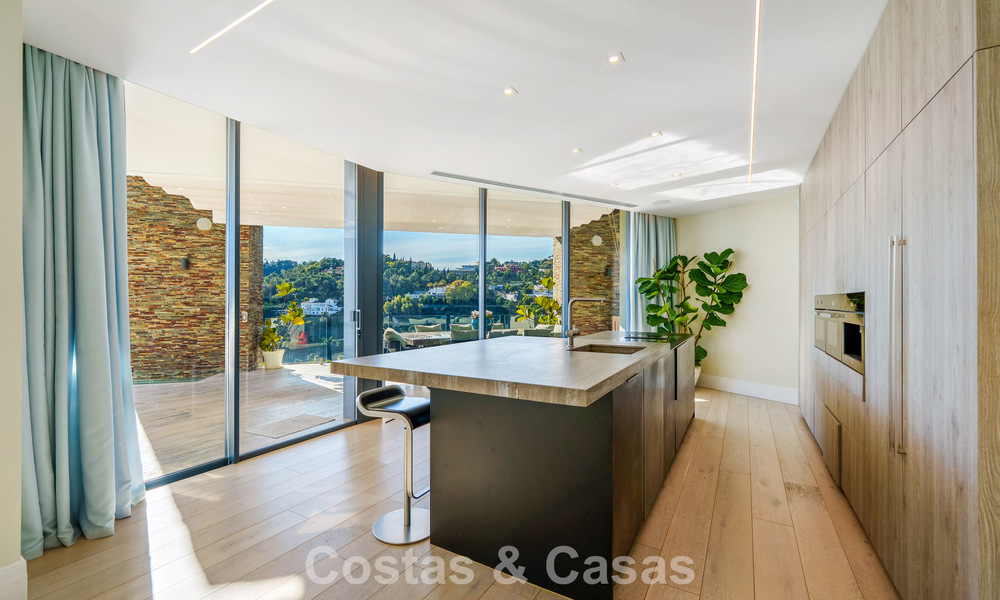 Moderne architecturale villa met zeezicht en een professionele gym te koop in El Madroñal, Benahavís - Marbella 793732