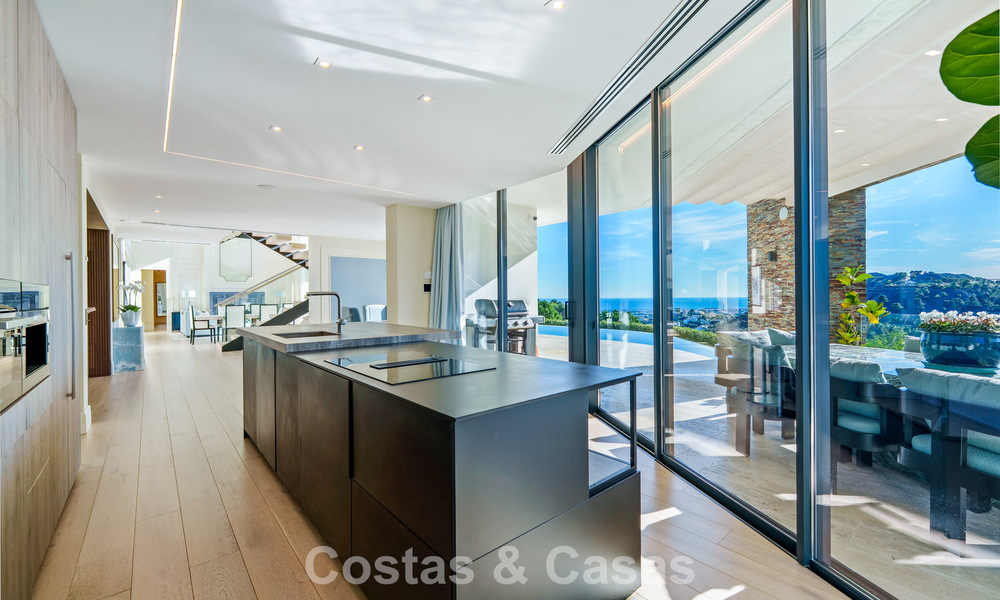 Moderne architecturale villa met zeezicht en een professionele gym te koop in El Madroñal, Benahavís - Marbella 793733