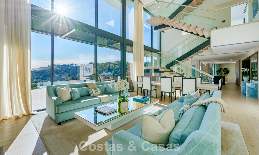 Moderne architecturale villa met zeezicht en een professionele gym te koop in El Madroñal, Benahavís - Marbella 793740