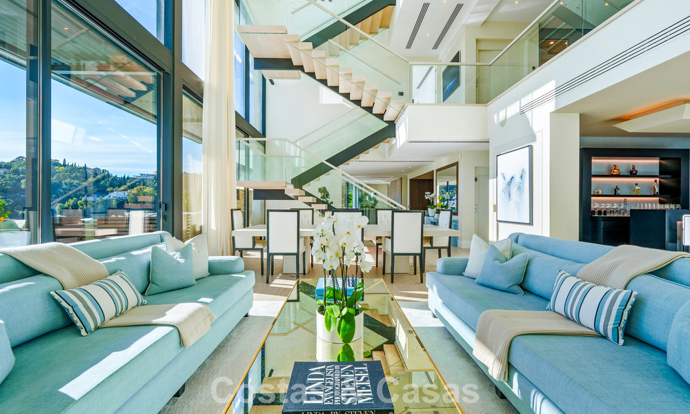 Moderne architecturale villa met zeezicht en een professionele gym te koop in El Madroñal, Benahavís - Marbella 793742