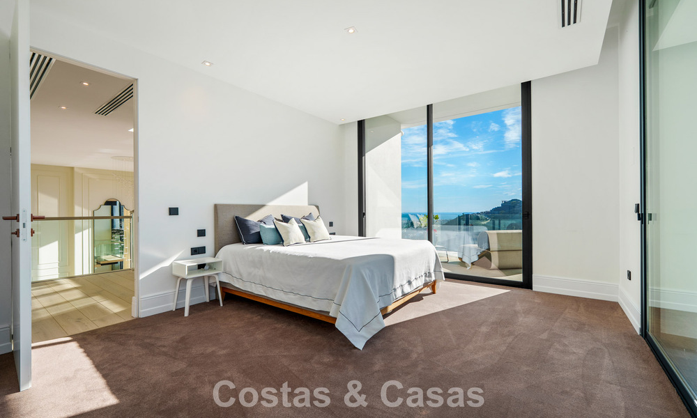 Moderne architecturale villa met zeezicht en een professionele gym te koop in El Madroñal, Benahavís - Marbella 793750