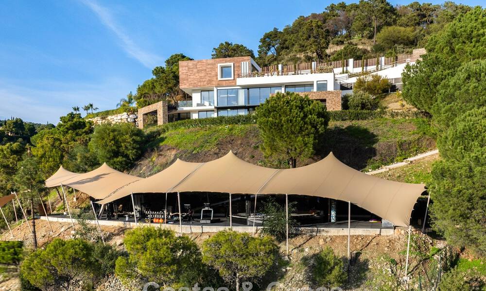 Moderne architecturale villa met zeezicht en een professionele gym te koop in El Madroñal, Benahavís - Marbella 793757
