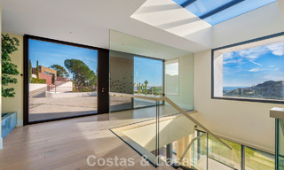 Moderne architecturale villa met zeezicht en een professionele gym te koop in El Madroñal, Benahavís - Marbella 793760 