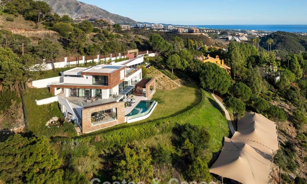 Moderne architecturale villa met zeezicht en een professionele gym te koop in El Madroñal, Benahavís - Marbella 793761