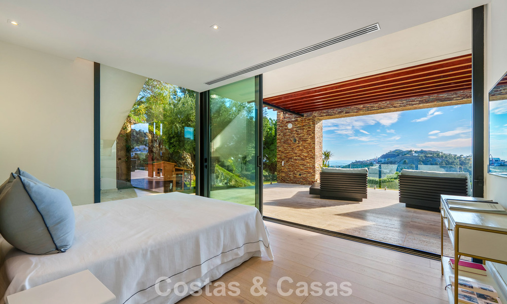 Moderne architecturale villa met zeezicht en een professionele gym te koop in El Madroñal, Benahavís - Marbella 793763