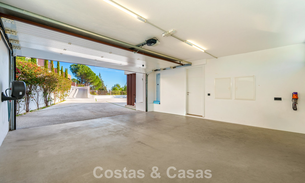 Moderne architecturale villa met zeezicht en een professionele gym te koop in El Madroñal, Benahavís - Marbella 793765