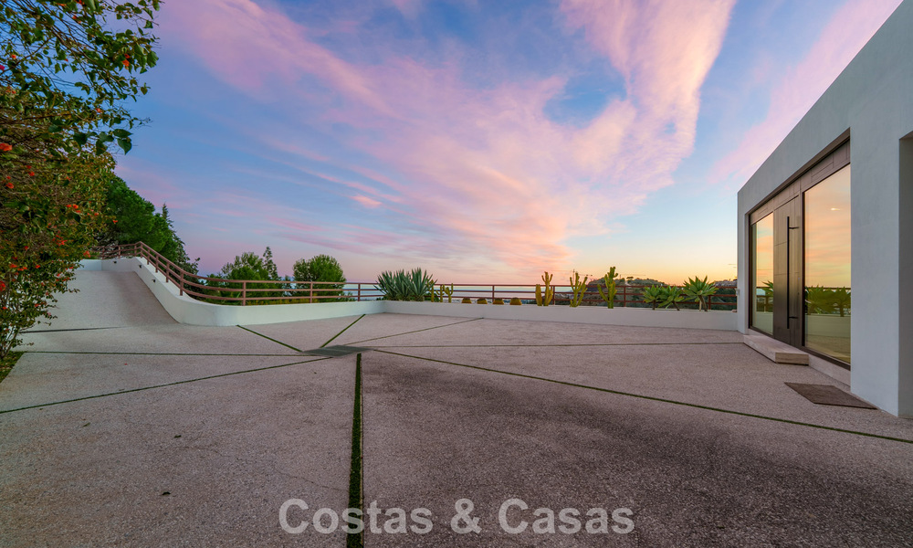 Moderne architecturale villa met zeezicht en een professionele gym te koop in El Madroñal, Benahavís - Marbella 793767