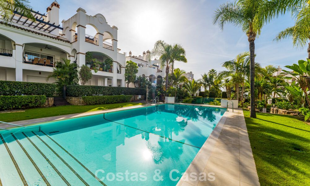 Stijlvol appartement met privétuin te koop in een gated community in Sierra Blanca, Marbella 793874