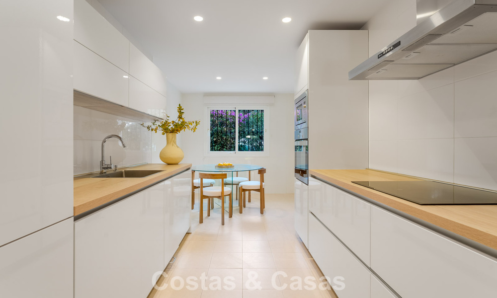 Stijlvol appartement met privétuin te koop in een gated community in Sierra Blanca, Marbella 793897