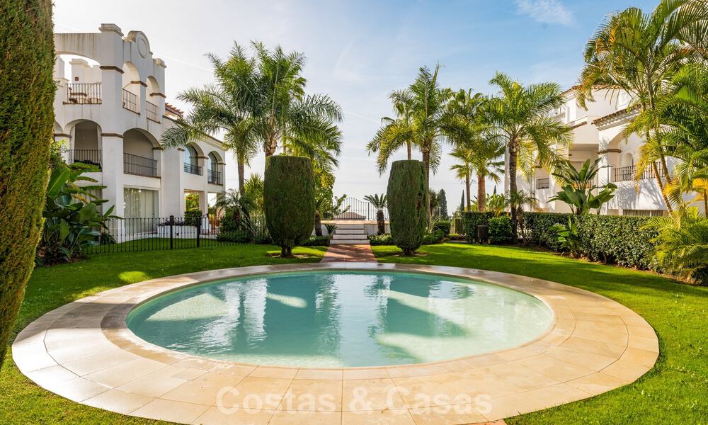 Stijlvol appartement met privétuin te koop in een gated community in Sierra Blanca, Marbella 793904
