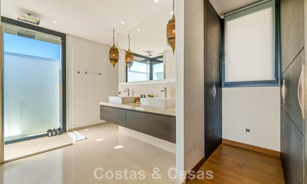 Exclusieve luxevilla met modernistisch design te koop in Nueva Andalucia’s golfvallei, Marbella 793933