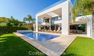 Exclusieve luxevilla met modernistisch design te koop in Nueva Andalucia’s golfvallei, Marbella 793944 