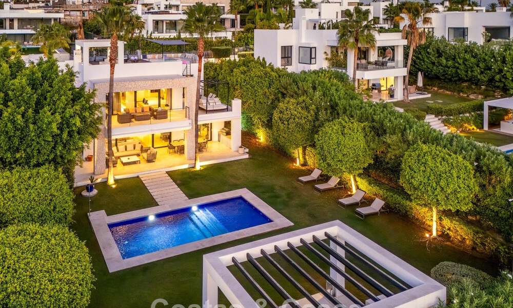 Luxevilla met contemporaine bouwstijl te koop in een beveiligde privé community van Nueva Andalucia, Marbella 793968