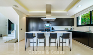 Luxevilla met contemporaine bouwstijl te koop in een beveiligde privé community van Nueva Andalucia, Marbella 793970 