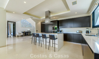 Luxevilla met contemporaine bouwstijl te koop in een beveiligde privé community van Nueva Andalucia, Marbella 793971 