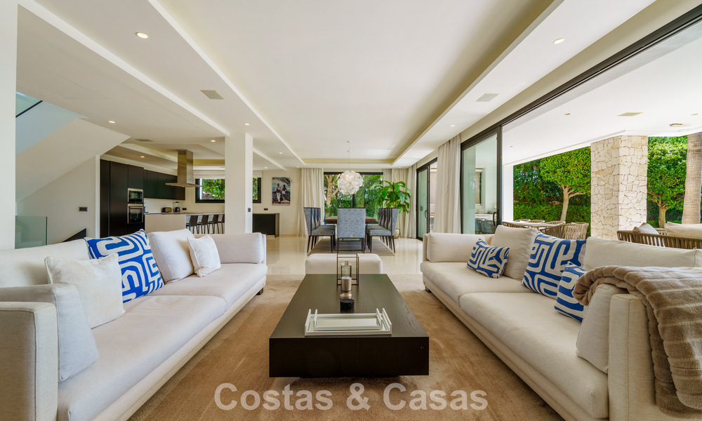 Luxevilla met contemporaine bouwstijl te koop in een beveiligde privé community van Nueva Andalucia, Marbella 793976