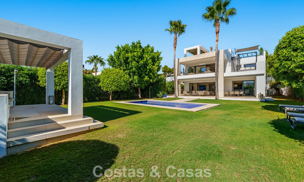 Luxevilla met contemporaine bouwstijl te koop in een beveiligde privé community van Nueva Andalucia, Marbella 793980