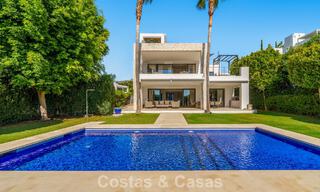Luxevilla met contemporaine bouwstijl te koop in een beveiligde privé community van Nueva Andalucia, Marbella 793981 