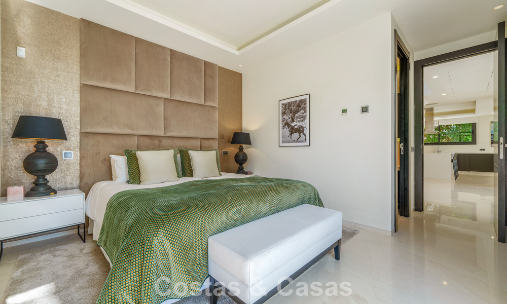 Luxevilla met contemporaine bouwstijl te koop in een beveiligde privé community van Nueva Andalucia, Marbella 793982