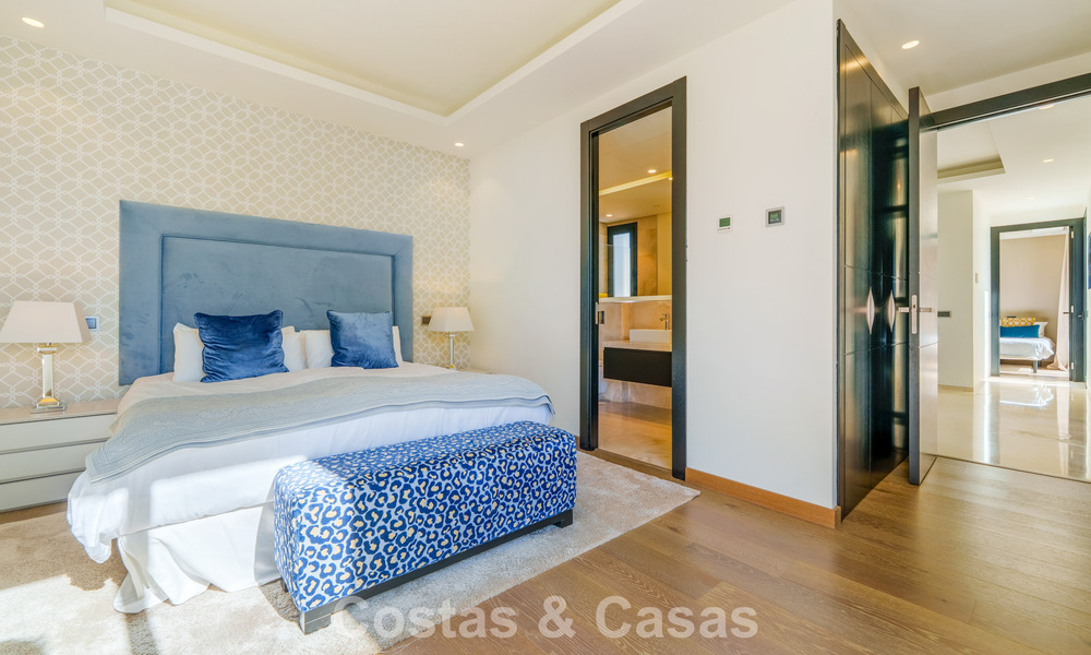 Luxevilla met contemporaine bouwstijl te koop in een beveiligde privé community van Nueva Andalucia, Marbella 793984