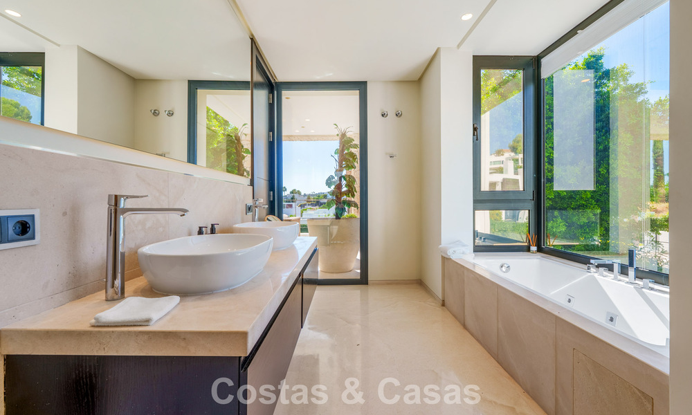 Luxevilla met contemporaine bouwstijl te koop in een beveiligde privé community van Nueva Andalucia, Marbella 793988