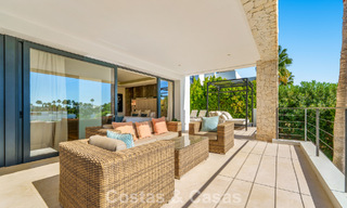 Luxevilla met contemporaine bouwstijl te koop in een beveiligde privé community van Nueva Andalucia, Marbella 793991 