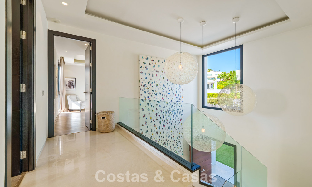 Luxevilla met contemporaine bouwstijl te koop in een beveiligde privé community van Nueva Andalucia, Marbella 793993