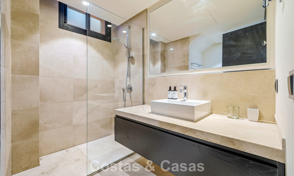 Luxevilla met contemporaine bouwstijl te koop in een beveiligde privé community van Nueva Andalucia, Marbella 793998