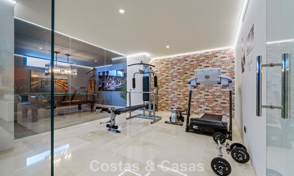 Luxevilla met contemporaine bouwstijl te koop in een beveiligde privé community van Nueva Andalucia, Marbella 794000