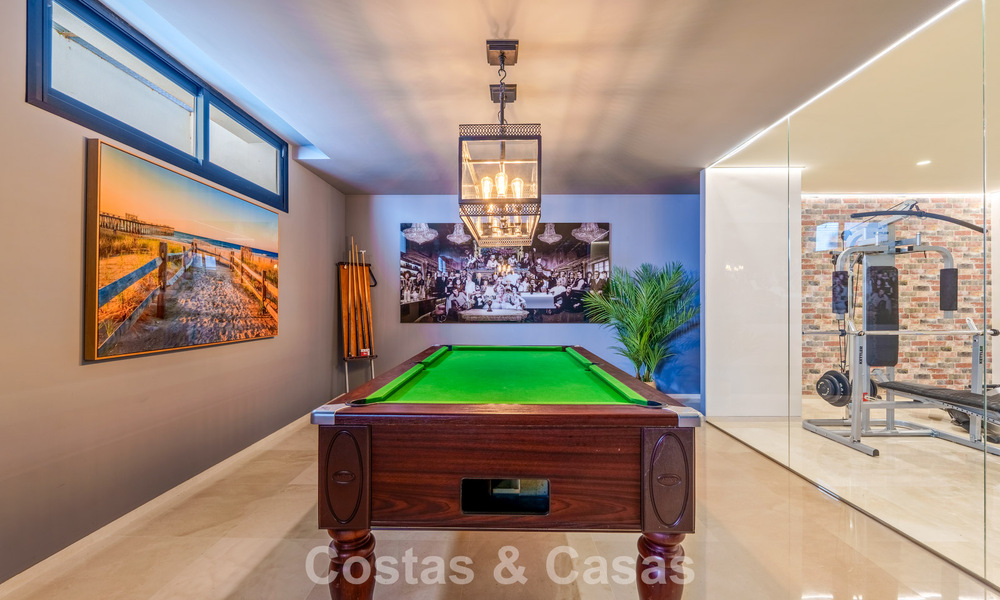 Luxevilla met contemporaine bouwstijl te koop in een beveiligde privé community van Nueva Andalucia, Marbella 794002