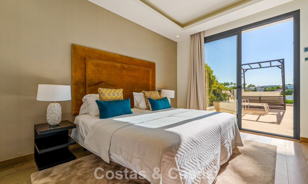 Luxevilla met contemporaine bouwstijl te koop in een beveiligde privé community van Nueva Andalucia, Marbella 794005