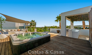 Luxevilla met contemporaine bouwstijl te koop in een beveiligde privé community van Nueva Andalucia, Marbella 794006 