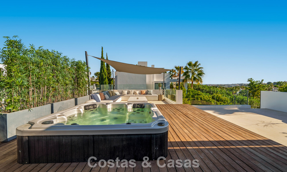 Luxevilla met contemporaine bouwstijl te koop in een beveiligde privé community van Nueva Andalucia, Marbella 794008