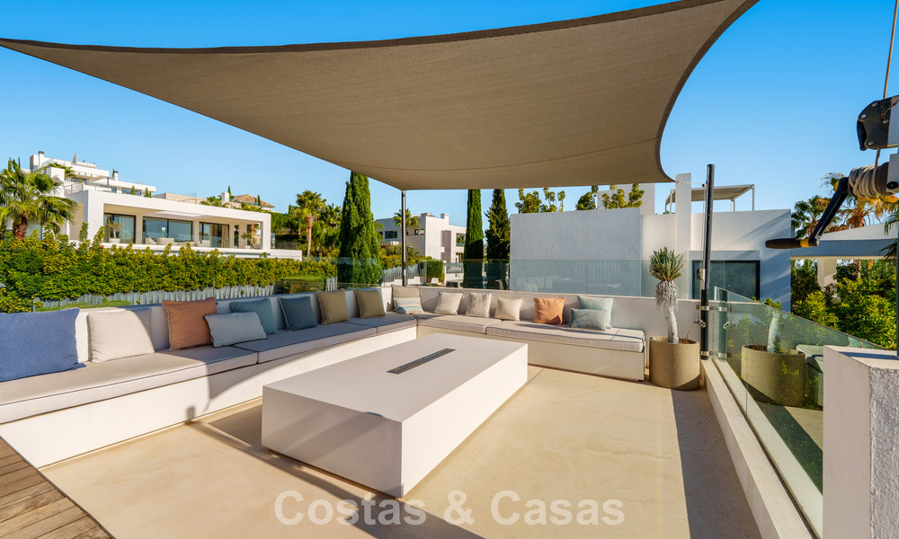 Luxevilla met contemporaine bouwstijl te koop in een beveiligde privé community van Nueva Andalucia, Marbella 794009